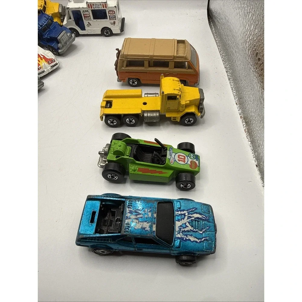 Lot Of 24 Vintage HOT WHEELS die cast cars trucks busses With Soft Case